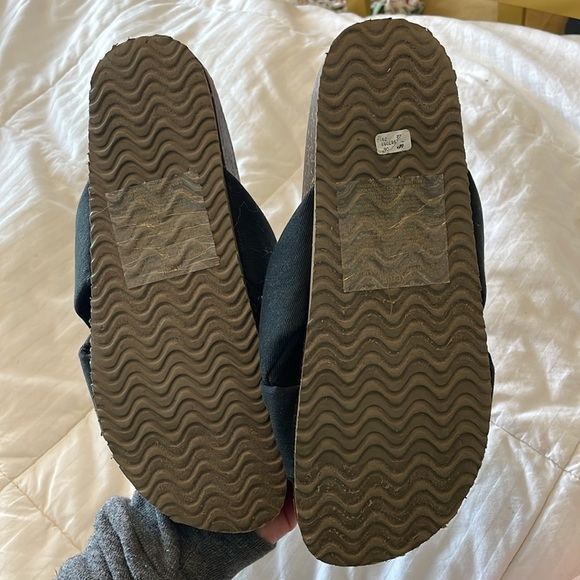 Aerie Slides - Picture 2 of 3